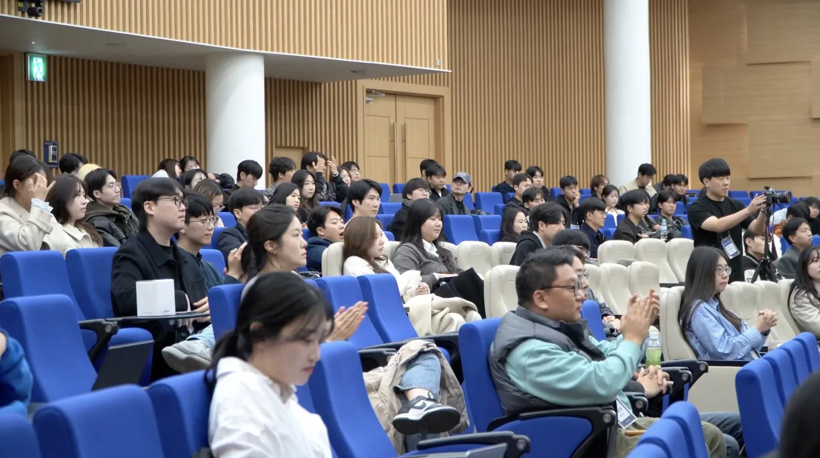 객석을 가득 채운 참석자